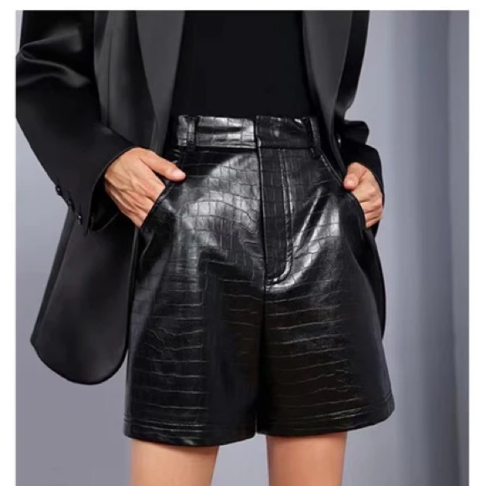 3/10$ 🌷 Black High Waist Croc-Embossed Faux Leather Shorts M